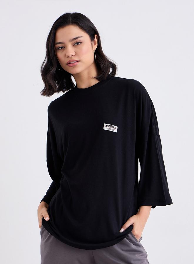 ستايلي تيشيرت فضفاض بتفاصيل شارة - Image 5